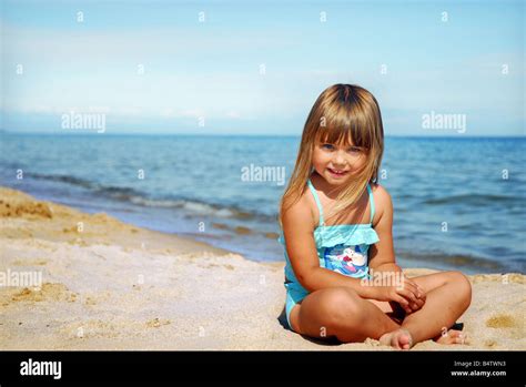 Süße Junge Mädchen Am Strand Blick In Die Kamera Und Spaß